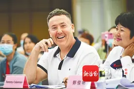 这位外国人用海南话向世界讲述海南图片