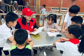 捡垃圾、擦宣传栏……焦作市山阳区解放东路第一小学走进社区图片