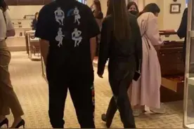 周杰伦与昆凌法国旅游被偶遇，带老婆逛奢侈品店，亲密搂腰好甜蜜图片