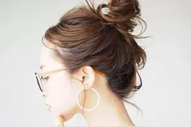 扎头发时生气的原因是什么？女生的回应五花八门！网友：离远一点图片