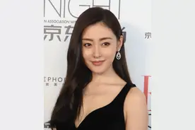 张天爱的黑色吊带裙穿搭，秀S曲线魅力十足图片