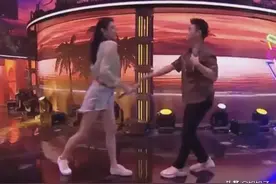 何猷君托举奚梦瑶失败，全程假唱太业余，网友嘲讽做作的有钱人图片