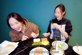 王霏霏孟佳一口销魂包饭，合体互动超有爱，却为一大桶蛋黄酱发愁图片