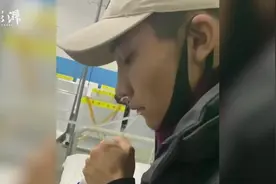 女朋友打吊针男生嘴含输液管加热：不管有没有用都想试一试图片