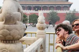 去故宫旅游时，为啥导游不让游客和石狮子合影？看完或许明白了图片