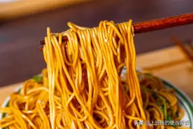 葱油面最正确的做法，入味又劲道，香到舔盘图片