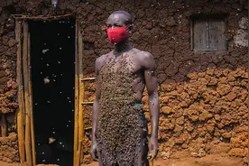 卢旺达“蜂王”因蜜蜂蔽体走红，30多年从未被蛰，网友：密集恐惧图片