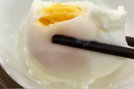 煮荷包蛋时，容易散有白沫？分享一招，荷包蛋嫩滑完整，还不粘锅图片