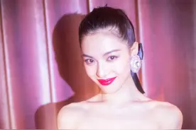 钟楚曦芭比粉小甜豆造型，唇色抹胸长裙个性飘逸，魅力无限图片