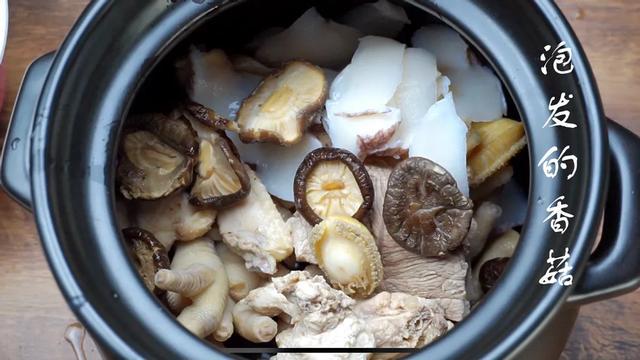 瑶柱花胶煲鸡脚汤 花胶瑶柱炖鸡脚