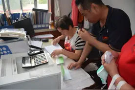 及时发放过渡费 居民群众乐开怀—陈坪街道东湾社区为拆迁户登记发放过渡费图片