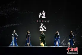 敦煌鸣沙山下时装秀图片