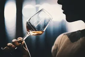最新研究揭开酒精成瘾之谜，同时发现了一种治疗酒瘾的潜在方法图片
