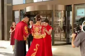 高情商的婆婆！闫学晶儿子结婚，婚礼现场向亲家深鞠躬图片
