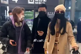 范冰冰现身机场，与父亲同行神似小情侣，其父五官与范丞丞超像图片