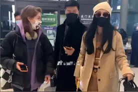 范冰冰现身机场，与父亲同行神似小情侣，其父五官与范丞丞超像图片