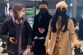 范冰冰现身机场，与父亲同行神似小情侣，其父五官与范丞丞超像图片