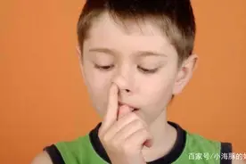 假如孩子有这3个常见动作，家长别假装看不见，长大后娃会感谢你图片