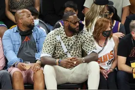 排面!詹皇现身总决赛VVIP席助阵保罗,白人富婆无视老公坐男神身旁图片