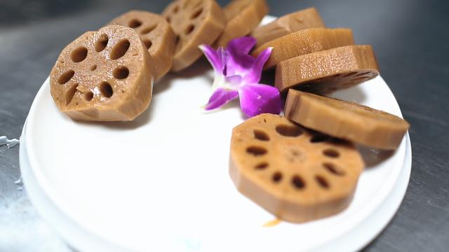 花胶排骨莲藕 花胶排骨莲藕莲子汤怎么做 花胶排骨莲藕 花胶排骨莲藕莲子汤怎么做