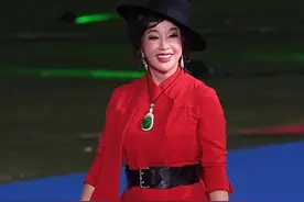 65岁刘晓庆穿衣越来越年轻，红色连衣裙搭礼帽贵气不艳俗，好绝图片