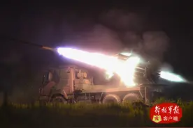 万箭齐发！火箭炮实弹射击点亮夜空图片