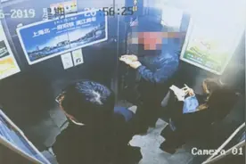 无耻！上海一“咸猪手”专挑穿丝袜的女子下手！故意踩脚“帮忙按摩”…图片