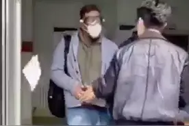 插队外国人喊：中国人出去！卫生局道歉后青岛官方凌晨再通报图片