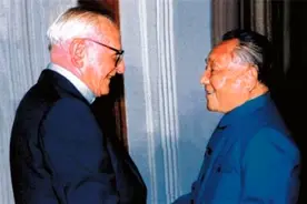 79年，美国石油大亨哈默骗过特工混进宴会，只为能与邓小平见面图片