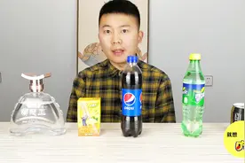 网上流行的白酒配饮料真的好喝么？拿四种饮料测试一下，差点醉了视频封面