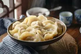 儿媳给透析的公公包饺子 护士惊叹：每次的个数 重量竟然一样多图片