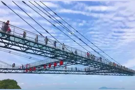 网红“玻璃桥”成了“偷窥桥”，真的能看见吗？听听保安怎么说的图片