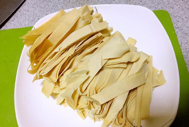 夏天少吃猪肉多吃它，2元1斤富含蛋白质和氨基酸，补充能量又下饭