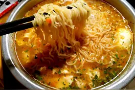没有泡好的方便面，究竟该不该食用图片