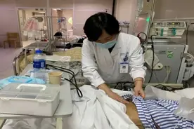 每天喝2至3升“快乐水”，00后小伙突然没尿了，父母慌了！医生紧急提醒图片