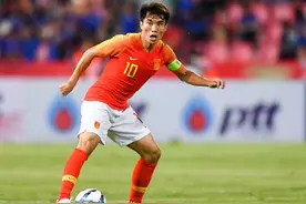 有人功成名就，有人江河日下，中国足球现役十大更换位置球员盘点图片