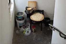 安置小区廉价宾馆住进肿瘤病人：楼道中堆放杂物，挂起白色床单，有业主发帖称小区为“编外住院部”图片