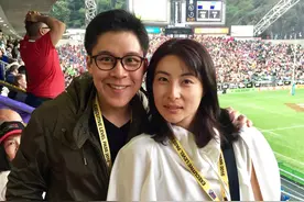 霍启刚一家逛花市，郭晶晶亲自搬运桃花树接地气，长子紧牵俩妹妹图片