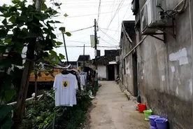 上海郊区一条老街，现状破败杂乱无章，却分布多家养生足疗店图片