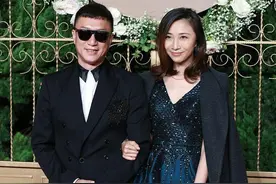 生活中的“郑毅红”还挺单纯的，穿收腰短裙甜美清新，看不出心机图片
