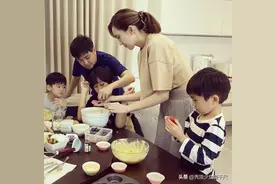 林志颖一家五口宅家做蛋糕，KIMI罕见露正脸，眉眼像极了爸爸图片