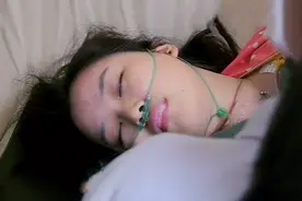 22岁女孩洗浴后晕厥，被紧急送医，得知病因母亲抱头痛哭！纪录片图片