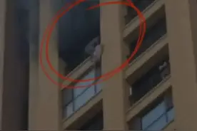 太惊险！家中失火，一男子竟如此逃生图片