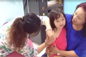 “医生是坏人，我要报仇”女宝打完针痛到生气，爸爸一句话安抚图片