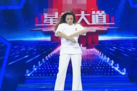 朱迅录节目，耳饰扯到衣服突然喊痛！尼格买提为她贴心拉衣防走光图片