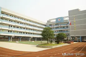 网友：他们是最悲催的大学生，毕业后，再也回不去母校图片