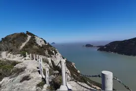 浙江美丽海岸线看大海，温岭松门沿海登山步道。还能看到大陈岛图片