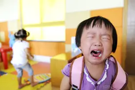 孩子不合群，不爱上幼儿园？宝妈这么做，帮助孩子摆脱“小孤单”图片