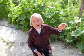 92岁奶奶住山顶孤村，早上给儿子蒸一笼糖包馍，照相换上新衣服图片