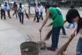 985扫大街，211送快递，难道学历真没用了？图片